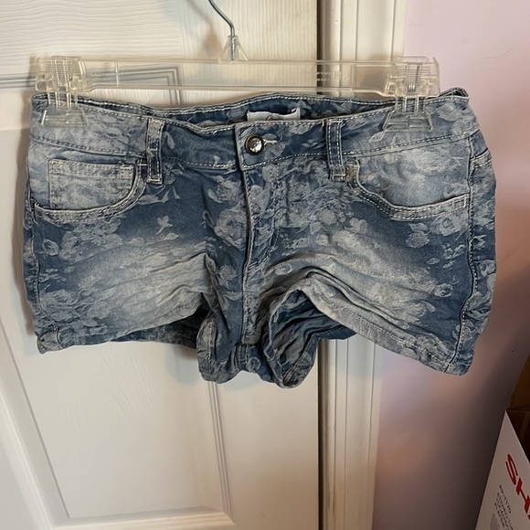 Juniors Shorts distressed jean shorts - Size 7 Juniors - Picture 1 of 7